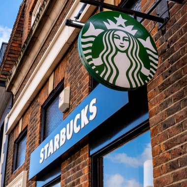 Epsom Surrey Londra İngiltere, 31 Ekim 2021 Starbucks Kahve Dükkanı Kapalı Perakende Logosu ve Kimsesiz Marka