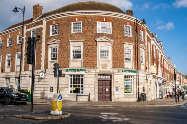 Epsom Surrey London UK, 31 Ekim 2021, Lloyds Bank 'ın Ana Cadde Şubesi 