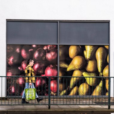 Epsom Surrey London UK, 31 Ekim 2021, One Man Walking A Co-Op Supermarket Reklam Kurulu