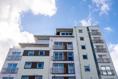 Epsom Surrey London UK, 31 Ekim 2021, High Rise Town Apartman Binası İnsansız Yukarı Bakıyor