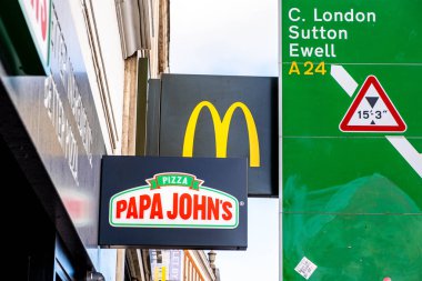 Epsom Surrey London İngiltere, 31 Ekim 2021, McDonalds ve Papa Johns Fast Food Restoranları İşaretleri ve Logoları Dışarıdaki Dükkanlarının Önlerinde