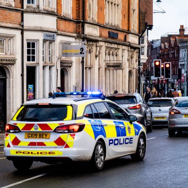 Epsom Surrey İngiltere, 31 Ekim 2021, polis arabası mavi ışıkların kırmızı ışıkta durduğu acil bir çağrıya yanıt veriyor.
