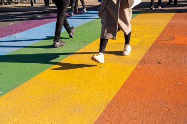 Kingston Thames London İngiltere 5 Kasım 2021, Boyalı bir LGBT yaya geçidinden karşıya geçen iki isimsiz insan