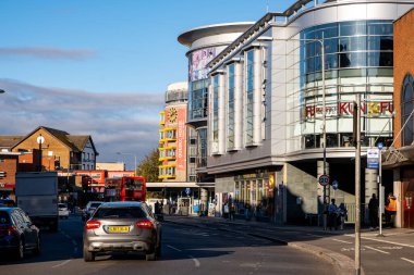 Kingston Thames London İngiltere 5 Kasım 2021, Londra Odeon Sinemasının Modern Mimarisi Restoranlarıyla Eğlence Merkezi Kompleksi