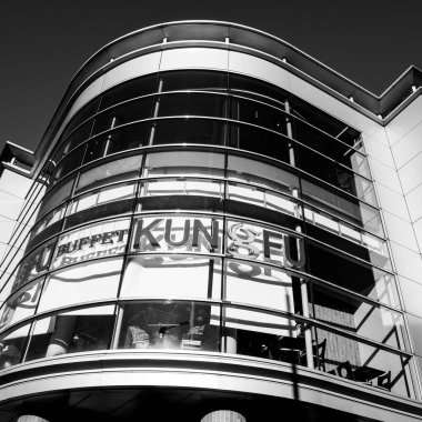 Kingston Thames London İngiltere 5 Kasım 2021, Londra Odeon Sinemasının Modern Mimarisi Restoranlarıyla Eğlence Merkezi Kompleksi