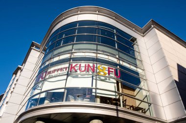 Kingston Thames London İngiltere 5 Kasım 2021, Londra Odeon Sinemasının Modern Mimarisi Restoranlarıyla Eğlence Merkezi Kompleksi