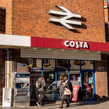 Kingston Thames London 'da İngiltere 5 Kasım 2021' de Kingston Tren İstasyonu 'ndaki Costa Kafe' de