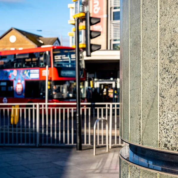 キングストン アポン テムズ ロンドン イングランド2021年11月5日 レッド ダブル デッカー 旅客バスが町の中心にあり 前景には強い花崗岩のクラッド列があり — ストック写真
