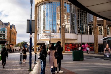 Kingston Londra 'da, İngiltere' de 5 Kasım 2021 'de Kingston' daki Modern John Lewis mağazasının önünde.