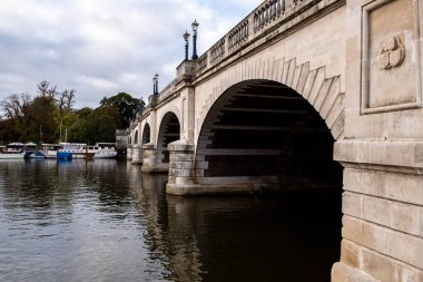 Kingston Thames Londra İngiltere 5 Kasım 2021, Kingston Köprüsü Thames Nehri 'nin üzerinden İnsansız Geçiyor