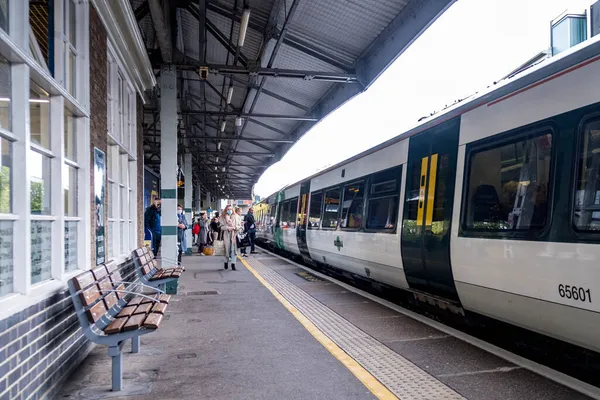 Epsom Surrey England November 2021 Passengers Boarding Southern Rail Train — стокове фото