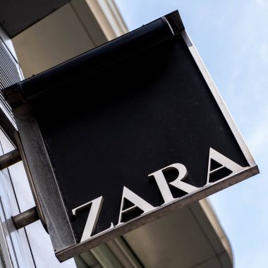Victoria Westminster Londra İngiltere, 7 Kasım 2021, Zara İspanyol Hızlı Moda Perakende Dükkanı Tabelası ve İnsansız Logo