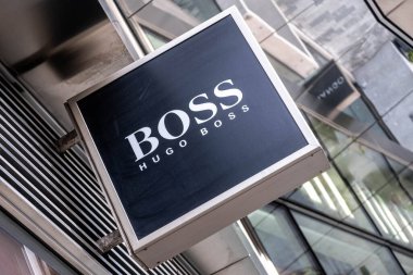 Victoria Westminster Londra İngiltere, 7 Kasım 2021, Hugo Boss Lüks Tasarımcı Moda Perakendecisi Logosu veya İmzası