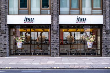 Victoria Westminster Londra İngiltere, 7 Kasım 2021, Doğu Asya Fast Food Restoranı ve Victoria Caddesi Londra 'da İnsan Olmayan Dükkan Cephesi