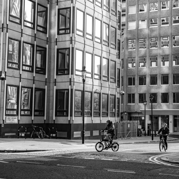 Victoria Westminster London England November 2021 Two People Riding Bicycles — Stock Photo, Image