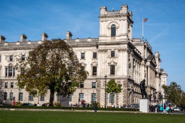 Victoria Westminster Londra İngiltere, 7 Kasım 2021, Sör Winston Churchill 'in heykeli ya da heykeli parlamento binasının arkasında devlet daireleri ve insanlar var.