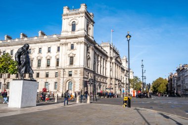 Victoria Westminster Londra İngiltere, 7 Kasım 2021, Sör Winston Churchill 'in heykeli ya da heykeli parlamento binasının arkasında devlet daireleri ve insanlar var.
