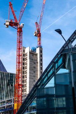 Victoria Westminster Londra İngiltere, 7 Kasım 2021, İki Kırmızı Kule Turnası Yeni Bir Yüksek Binada Çalışıyor Kule İnşaat Alanı