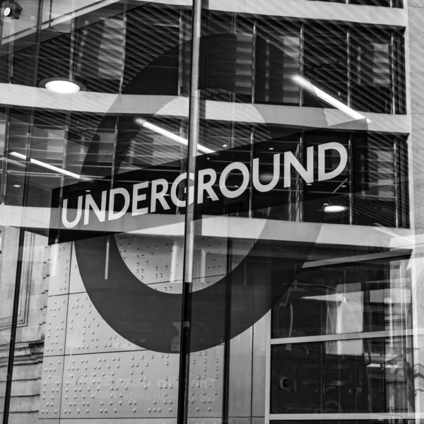 Victoria Westminster London England November 2021 Victoria Underground Station Logo — стокове фото