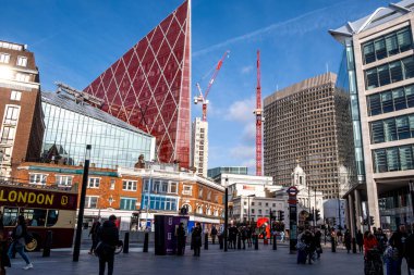 Victoria Westminster Londra İngiltere, 7 Kasım 2021, Victoria 'daki Nova Binası' nın önünden geçen kalabalık Londra Konaklama Ofisleri ve Ticari Perakende Alanları Yerel Geleneksel Mimarinin üzerinde duruyor