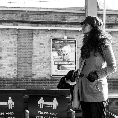 Clapham Kavşağı İngiltere, 7 Kasım 2021, Clapham Junction İstasyonunda Tek Başına Tren Bekleyen Genç Etnik Kadın