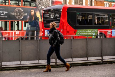 Victoria London England İngiltere, 21 Kasım 2021, Londra 'da Tek Başına Yürüyen Kadın Otoparkı Kırmızı İkili Otobüs Durağı