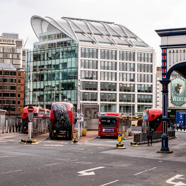 Victoria London Inghilterra Novembre 2021 Persona Che Cammina Victoria Bus — Foto Stock