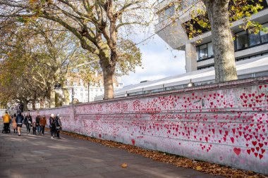 Waterloo Londra İngiltere 21 Kasım 2021, Ulusal Covid Duvarı Gönüllüler tarafından Hayatlarını kaybeden kurbanların anısına boyandı