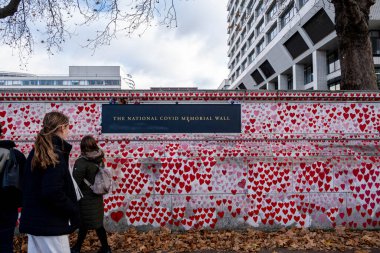 Waterloo Londra İngiltere 21 Kasım 2021, Ulusal Covid Duvarı Gönüllüler tarafından Hayatlarını kaybeden kurbanların anısına boyandı