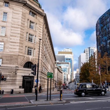 Waterloo Londra İngiltere, 21 Kasım 2021, Geleneksel Ofis ve Perakende Bina Waterloo Londra Riverside Londra 'da Siyah Taksi ile