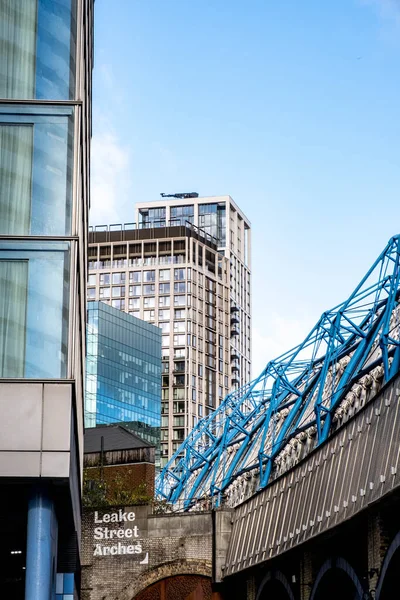 Waterloo Londra İngiltere, 21 Kasım 2021, Park Plaza County Hall Hotel ve Leake Street Arche