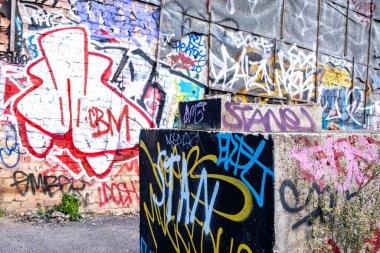 Waterloo Londra İngiltere, 21 Kasım 2021, Renkli Parlak Duvar Sanatı Graffiti Waterloo Caddelerinde Londra U