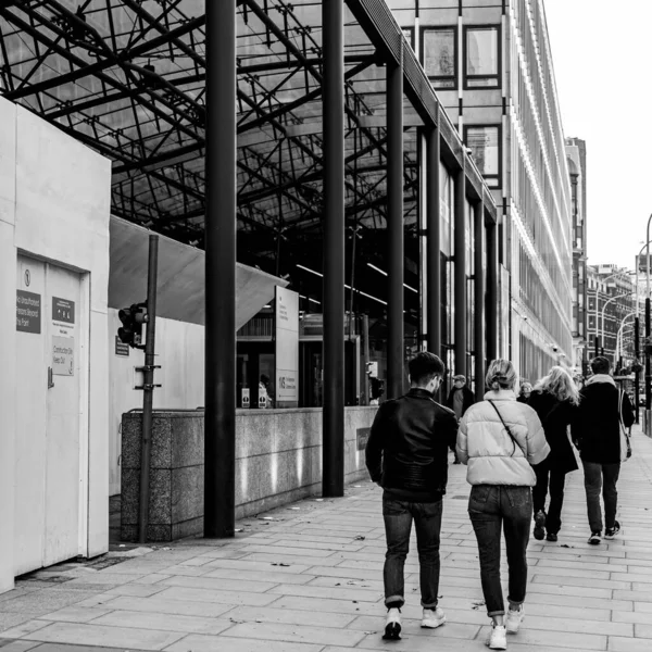 ビクトリア ロンドン英国 2021年11月7日ビクトリア ストリート沿いを歩く少数の人々または歩行者 — ストック写真