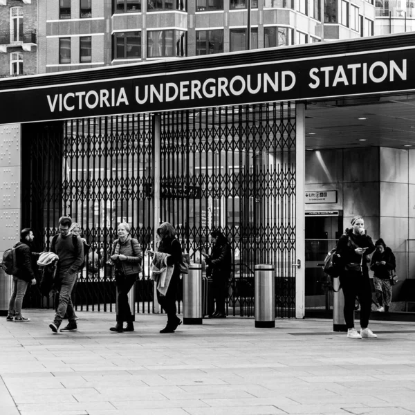 2021年11月7日 维多利亚伦敦 人们到达并离开维多利亚地铁站 — 图库照片