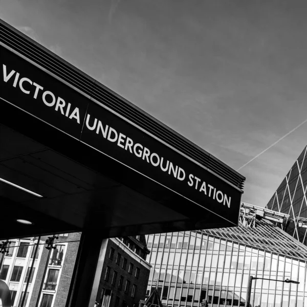 Victoria London Storbritannien November 2021 Entré Skylt För Victoria Tunnelbanestation — Stockfoto