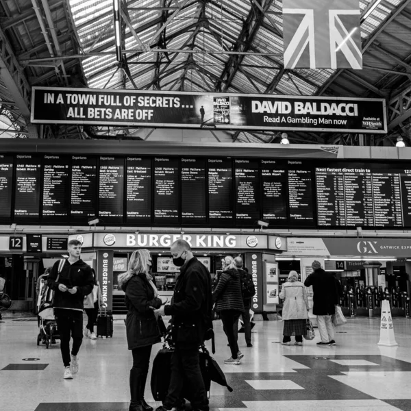 Victoria London November 2021 Passengers Travelling Victoria Overground Railway Station — стокове фото
