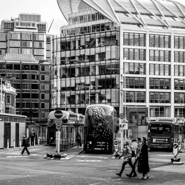 Londra Merkez Londra 21 Kasım 2021, Victoria Otobüs İstasyonu Londra 'da Yürüyen ve Arkaplanda yüksek katlı ticari ofis binası olan otobüsler