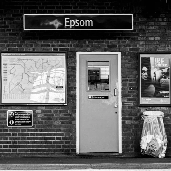 Epsom Surrey London Νοεμβρίου 2021 Γραφείο Σιδηροδρομικής Πλατφόρμας Στον Σταθμό — Φωτογραφία Αρχείου