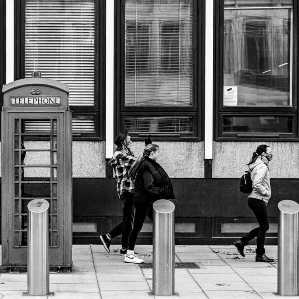 Central London November 2021 Three Woman Walking Public Pay Phone — стоковое фото