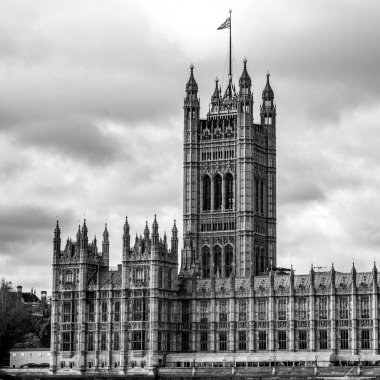 Merkez Londra 21 Kasım 2021, Westminster 'daki İngiliz Hükümet Sarayı' nın Koltuğu Bulutlu Gök Altında Dalgalanıyor