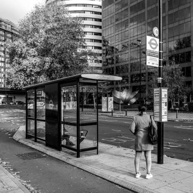 Merkez Londra 21 Kasım 2021, Londra Merkez Otobüs Durağında Tek Başına Bekleyen Kadın 