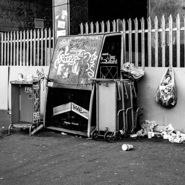 Londra Merkez Londra 21 Kasım 2021, Londra 'daki Wall Waterloo tren istasyonuna çöp yığıldı.