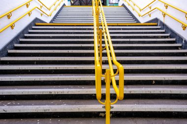 Epsom Surrey İngiltere 2 Ocak 2022, Epsom Tren İstasyonu Kamu ya da Yolcu Merdiveni İnsansız Platforma Giden Merdiven 