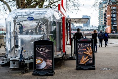 Londra İngiltere 2 Ocak 2022, Mobil Açılır Kapaklı Gıda Van Southbank Londra