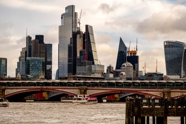 Londra İngiltere 2 Ocak 2022, Londra Skyline Thames Nehri Blackfriars Köprüsü 'nden yükselen bir grup modern gökdelen ticari binası ile