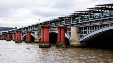  Gabriels Pier Southbank 'in ahşap direklerinde oturan martılar.
