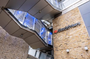 Londra İngiltere 2 Ocak 2022, Blackfriars Ana Hattı Mimari ve Tasarımı Londra Tren İstasyonu Southbank Girişi