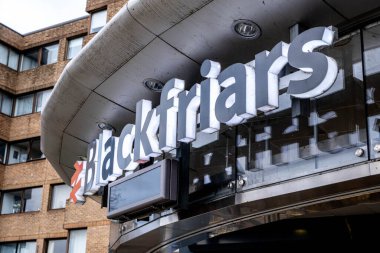 Londra İngiltere 2 Ocak 2022, Blackfriars Ana Hattı Mimari ve Tasarımı Londra Tren İstasyonu Southbank Girişi