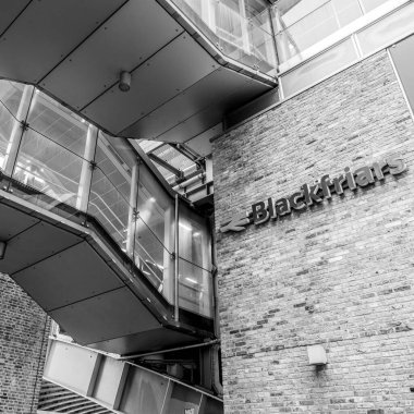 Londra İngiltere 2 Ocak 2022, Blackfriars Ana Hattı Mimari ve Tasarımı Londra Tren İstasyonu Southbank Girişi