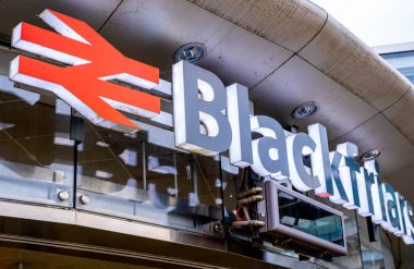 Londra İngiltere 2 Ocak 2022, Blackfriars Ana Hattı Mimari ve Tasarımı Londra Tren İstasyonu Southbank Girişi